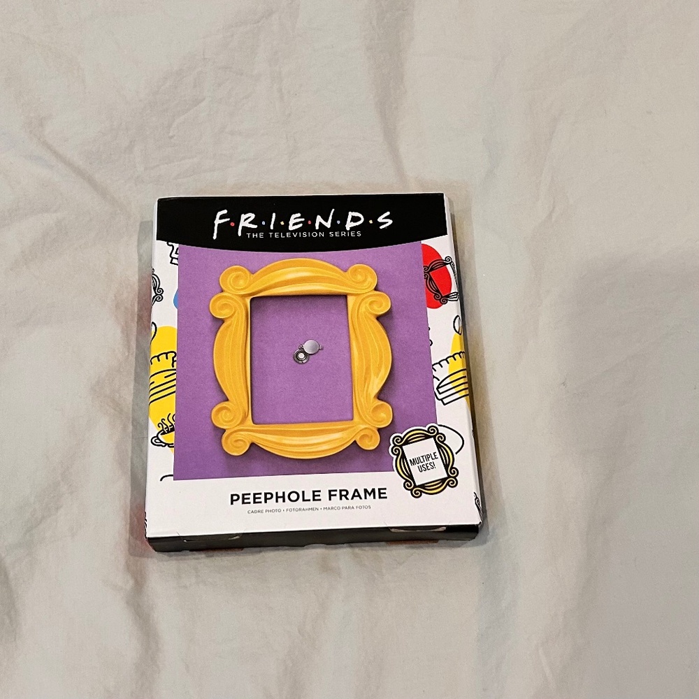 FRIENDS PEEPHOLE FRAME